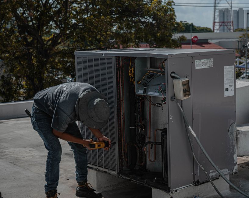 Técnico realizando manutenção e inspeção em aquecedor a gás residencial