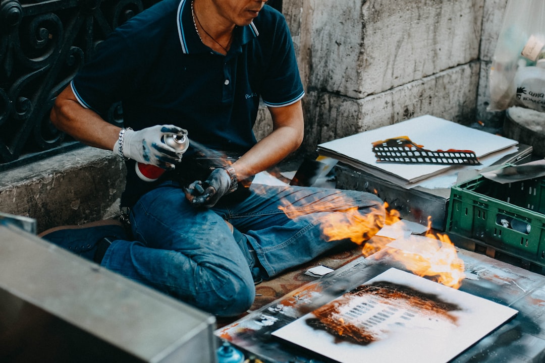 Técnico profissional realizando manutenção e reparo em aquecedor a gás residencial