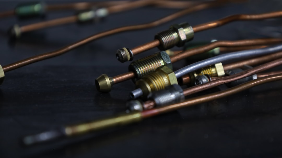 Técnico realizando manutenção em aquecedor a gás moderno com ferramentas profissionais